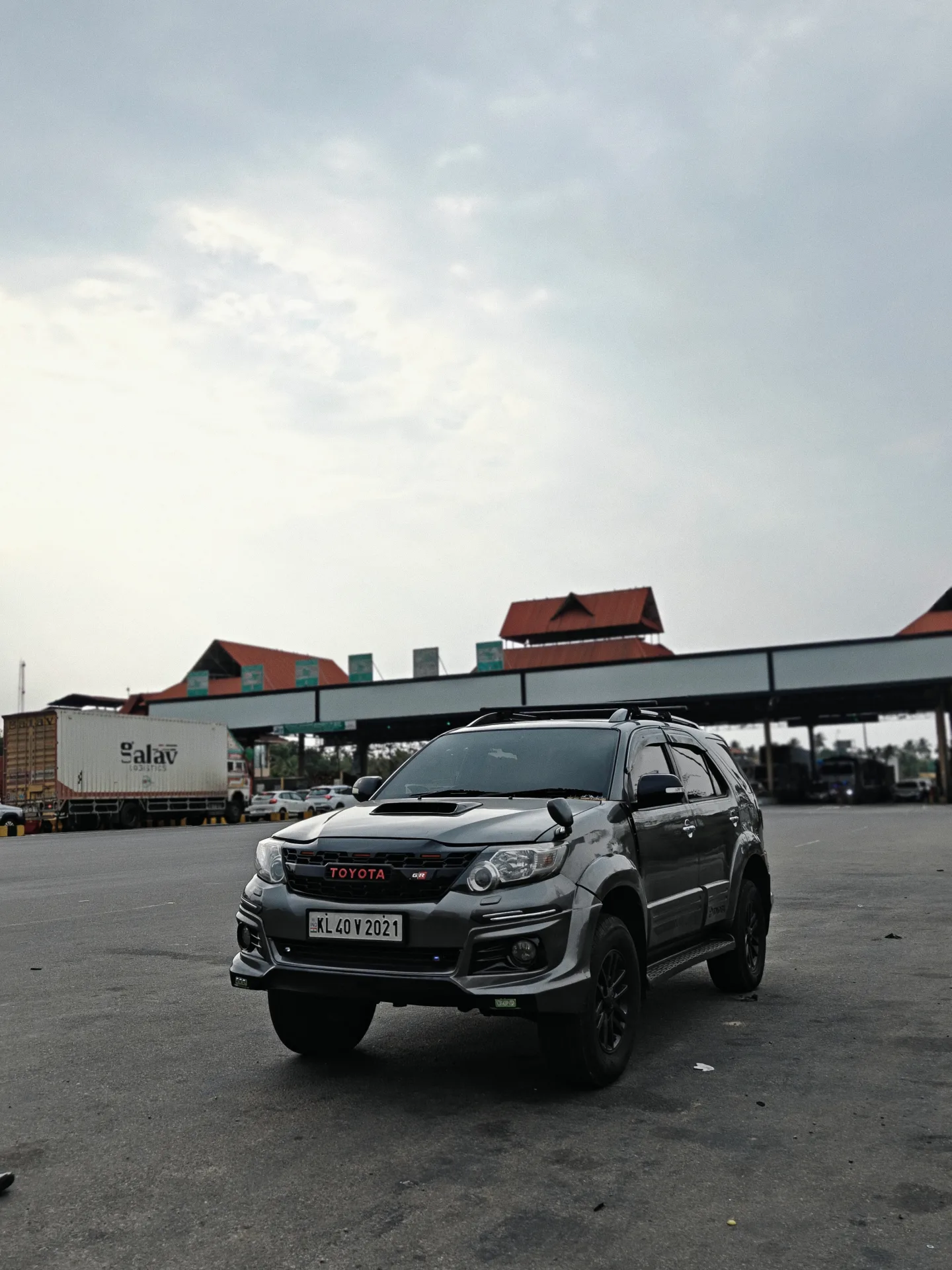 Vehicle photo 4